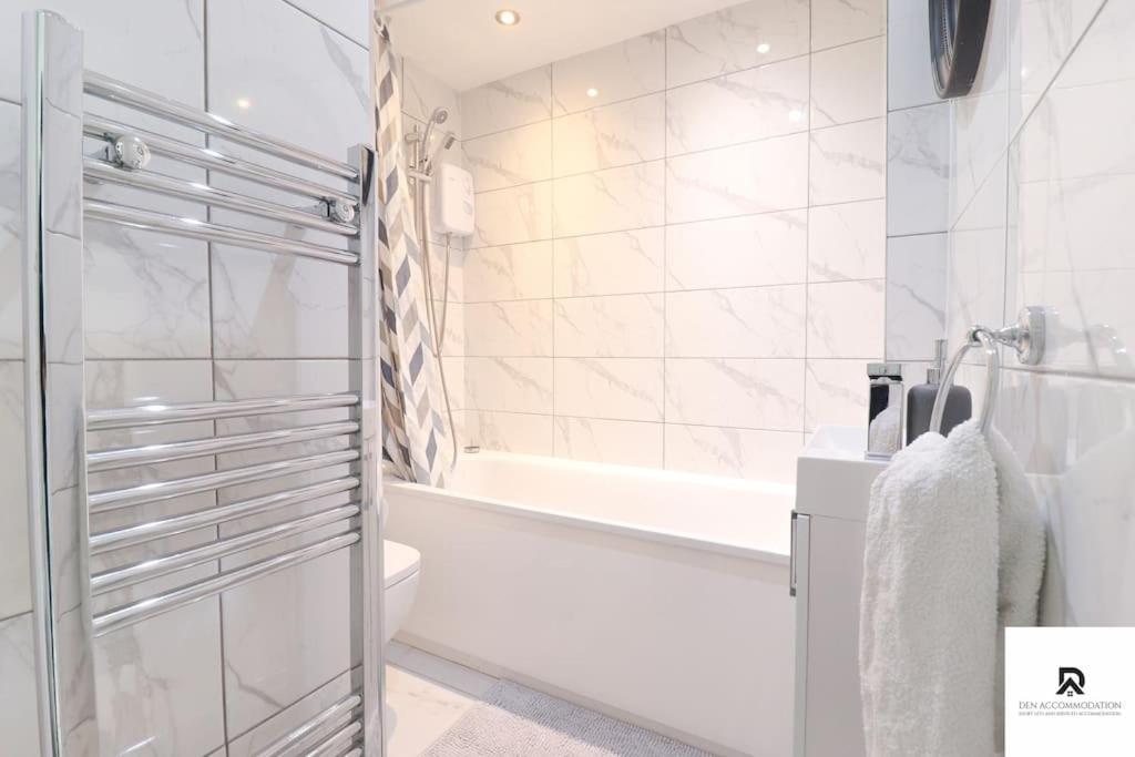 Den Accommodation & Short Lets Greenwich London - 3 Bed House ภายนอก รูปภาพ