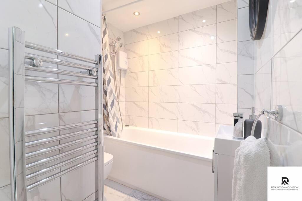 Den Accommodation & Short Lets Greenwich London - 3 Bed House ภายนอก รูปภาพ